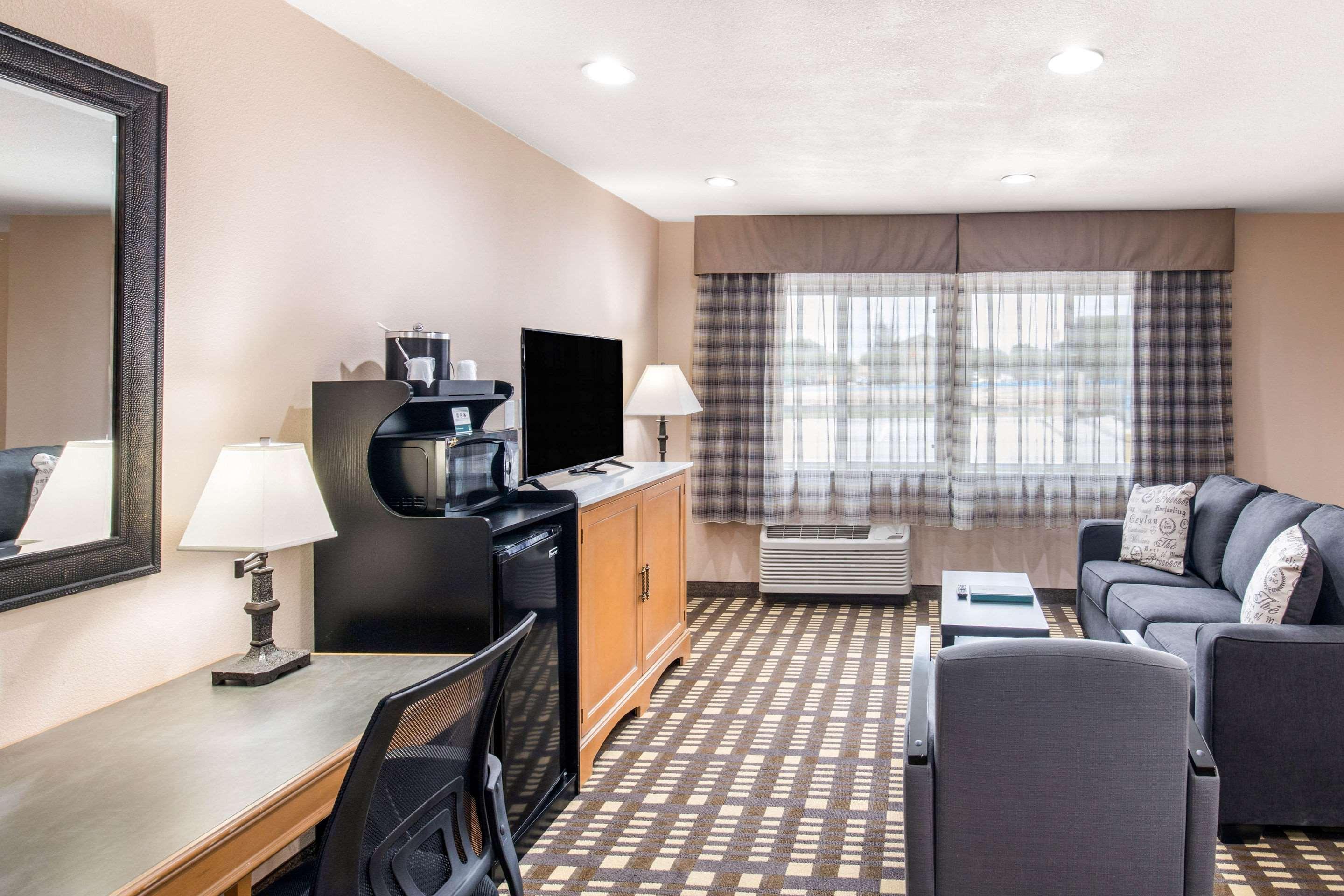 Quality Inn & Suites Plano East - Richardson Bagian luar foto