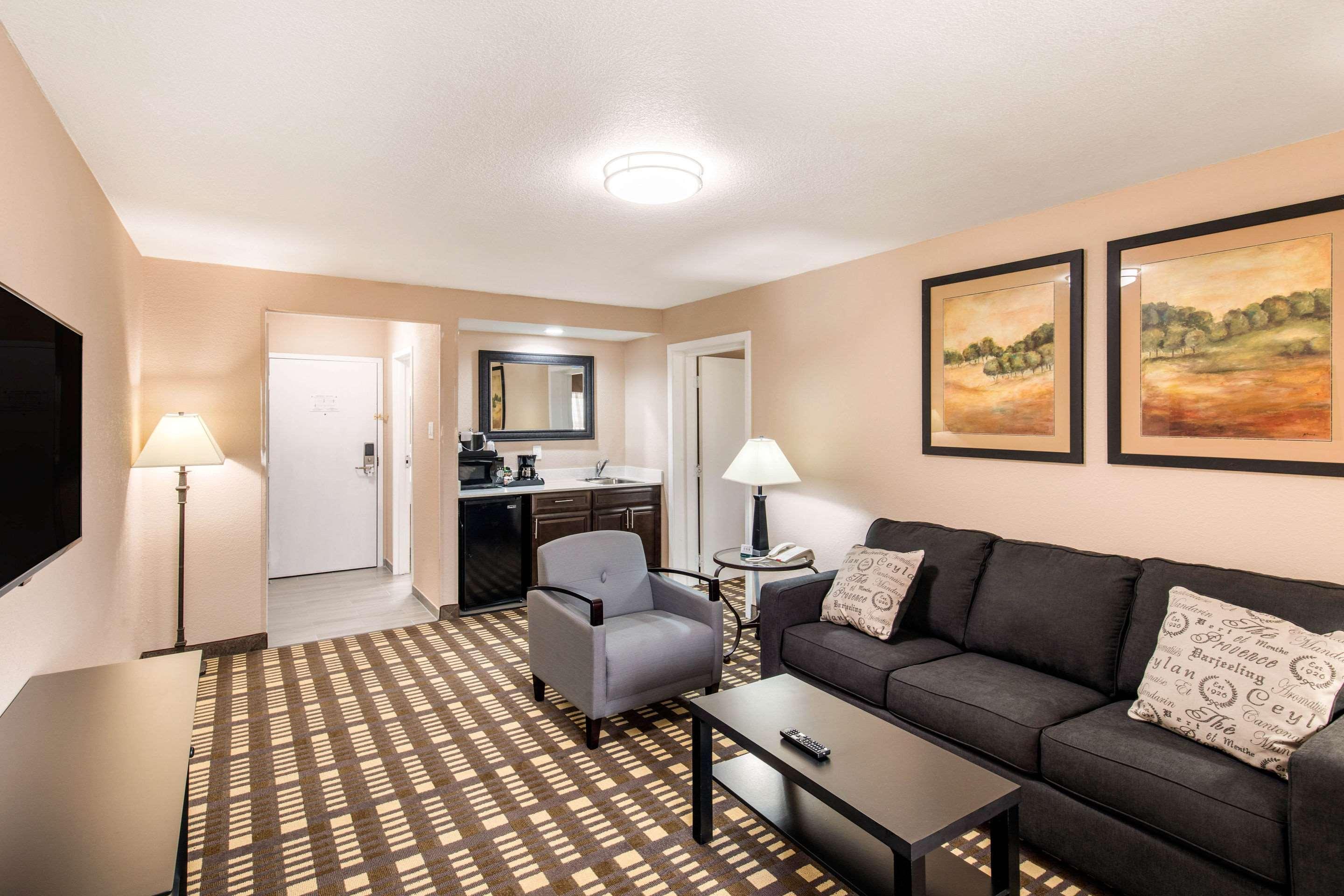 Quality Inn & Suites Plano East - Richardson Bagian luar foto